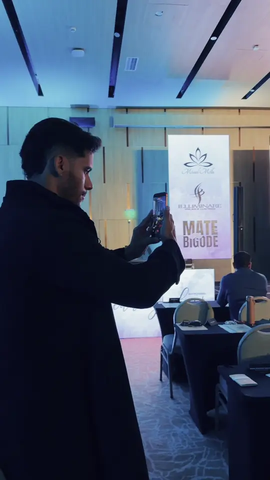 Otton gravando stories com celular e estabilizador nos bastidores de um evento