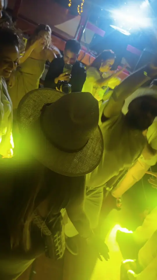 Day party com DJ e pôr do sol