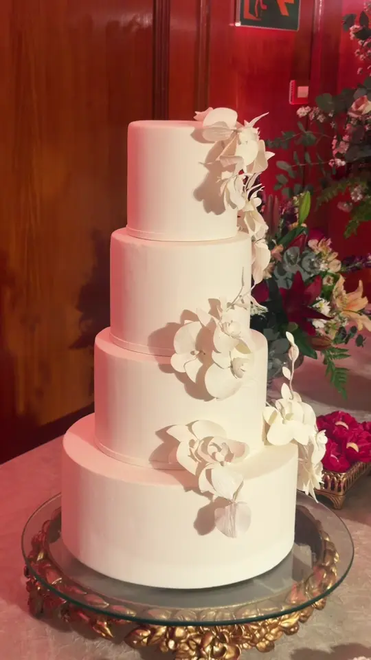 Decoração do evento: bolo, flores e mesas gravados em detalhe