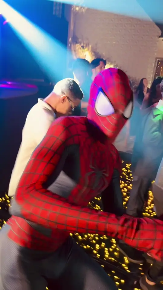 Pista de dança cheia em festa com personagens, gravada pela Dom Digital